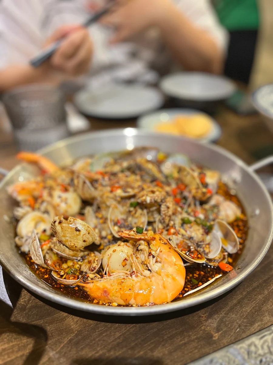 spicy seafood platter 招牌香辣捞汁海鲜拼盘